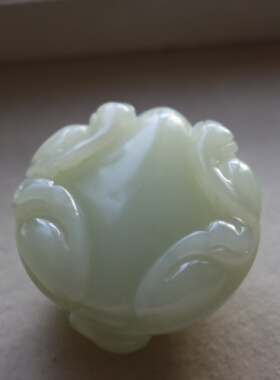 和田玉籽料精雕龙龟手玩件小摆件