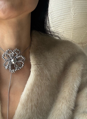 摇儿绕东大门镂空花朵长项链