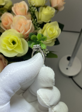 高品质莫桑钻石戒指方包款围镶1克拉18K金结婚求婚戒指女正品定制