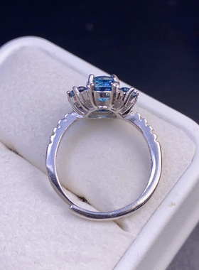纯天然伦敦蓝蓝托帕石戒指主石尺寸：3*4、6*7mm925银精工镶嵌