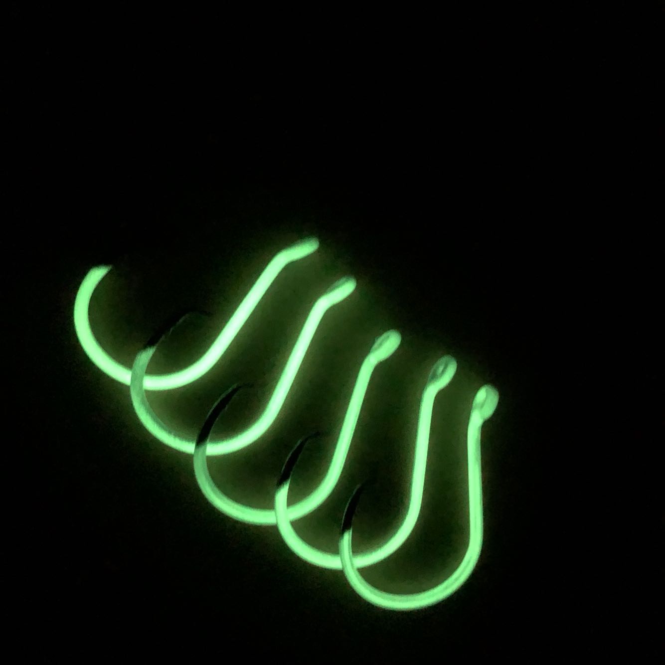 bkk夜光铁板放流钩 深海船钓矶钓夜光歪嘴石斑鱼 青鱼 荧光发光勾 - 图1