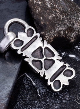 高山隆骷髅吊坠红宝石银饰