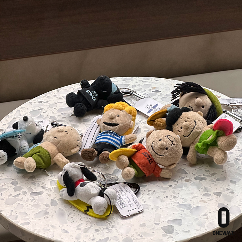 【现货】史努比夏威夷限定Snoopy黑皮富兰克林查理冲浪挂件玩偶 - 图1