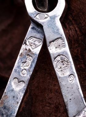 国内现货高山隆三头红眼活塞吊坠