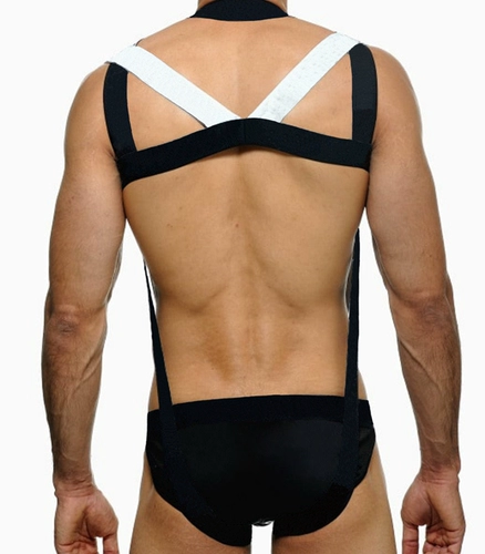 Мужская грудь и спина привязывают молодые студенты, чтобы исправить бег горбата, прыгать танцевальная русалка геев, русалка