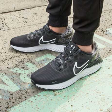Tenis para correr Nike Legend React 3 de hombres | Innovasport