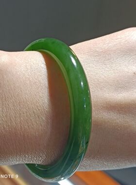 新疆和田玉镯子碧玉手镯天然玉石56mm冰底阳绿少许黑点