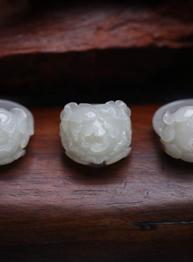 《拂面安》和田玉丛花戒指