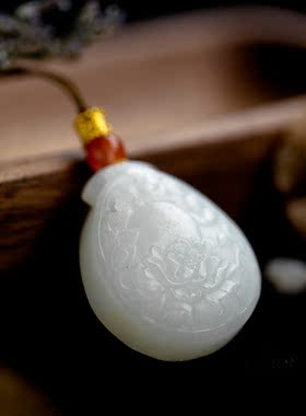 花好月圆籽料镂空雕刻香囊项链