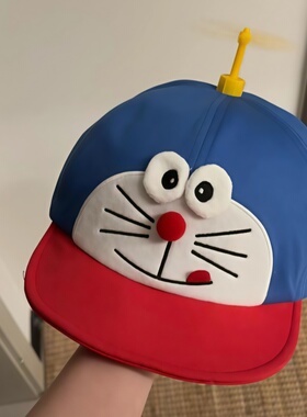 戴着我的哆啦A梦帽子出门兜风喽~