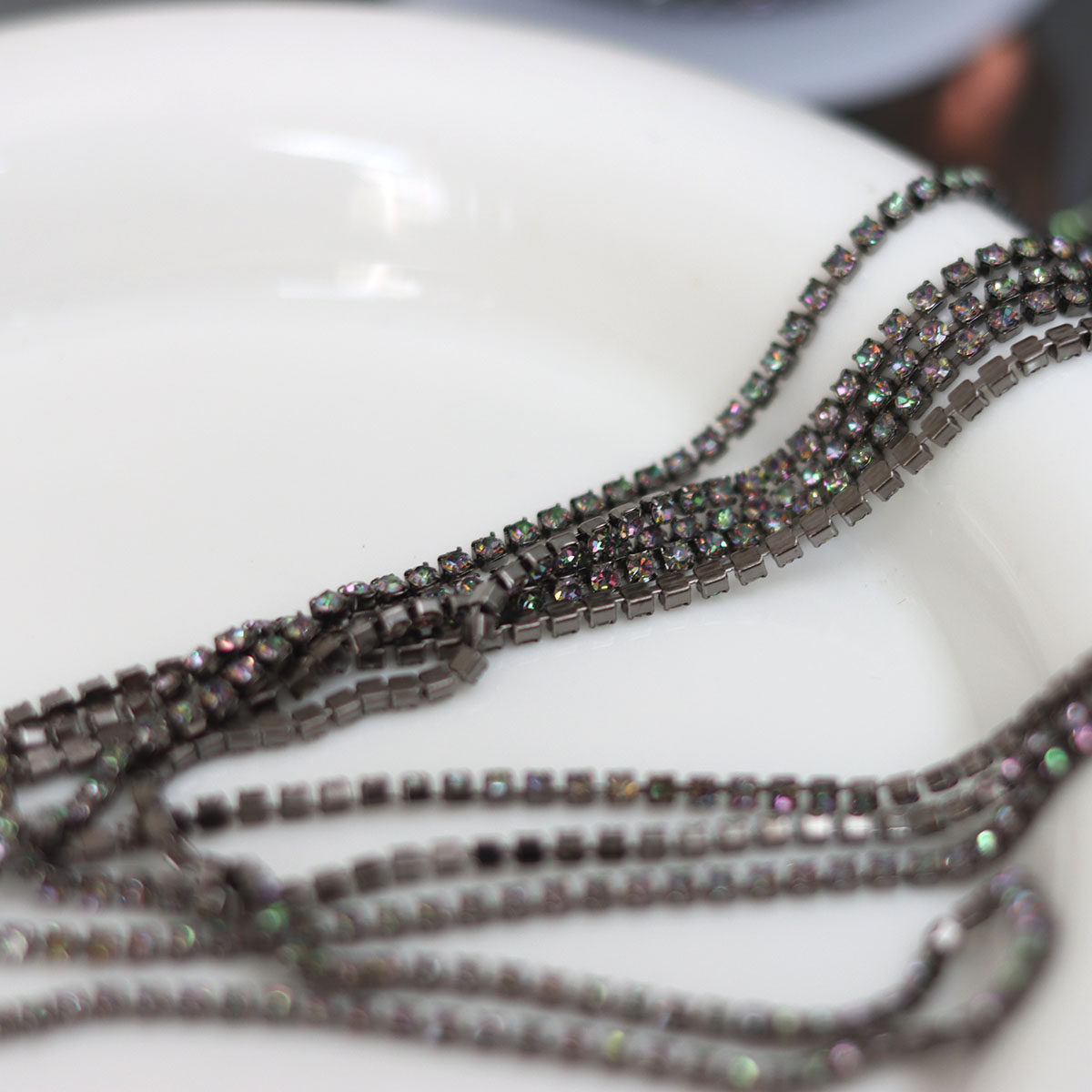 2mm单排五彩黑底玻璃水钻链条DIY饰品配件衣服领口鞋子装饰配件,淘宝优惠券,粉丝福利购,淘宝优惠卷