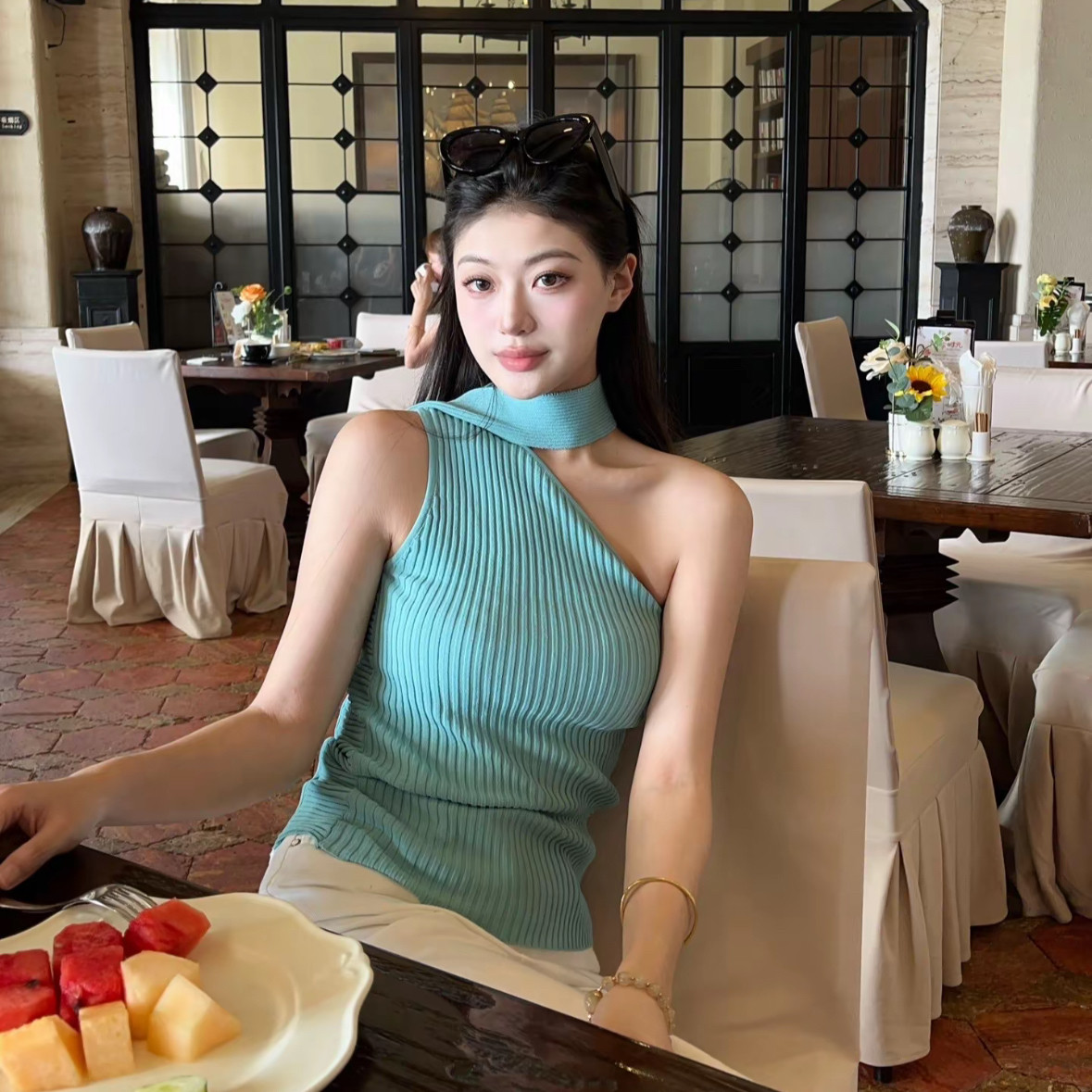 The Lynne 气质大姐姐显瘦斜肩挂脖背心设计感小众不规则针织上衣