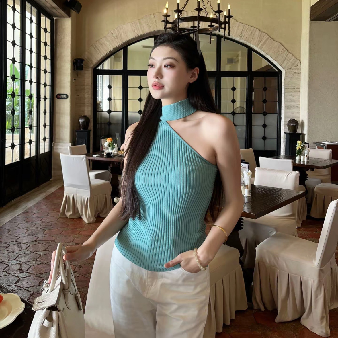 The Lynne 气质大姐姐显瘦斜肩挂脖背心设计感小众不规则针织上衣