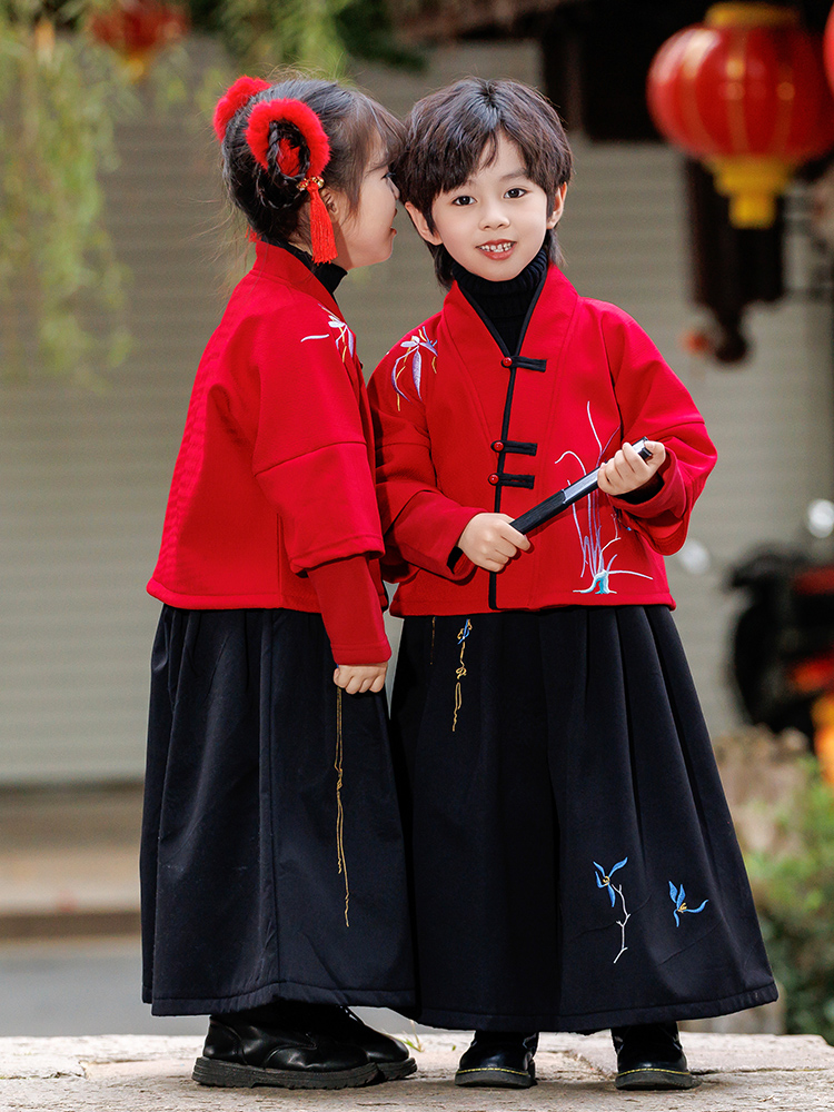 中国风儿童表演服日新汉服元旦节男女红色套装加绒服表演服年拜年-图0