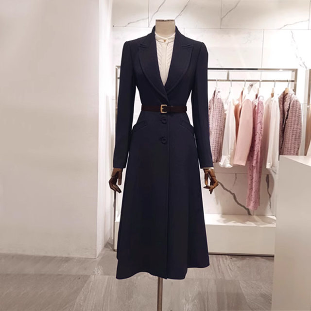 Mid-length, elegant, wide-slung, waist-cinched woolen coat