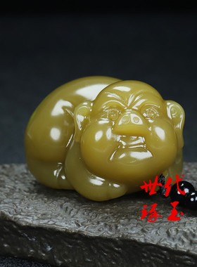 和田玉且末糖玉猪手把件男女新疆玉招财金猪把玩件生肖猪把件摆件