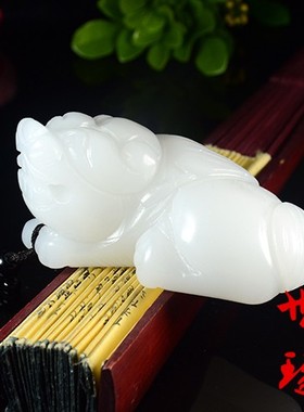 新疆和田玉手把件羊脂貔貅原石