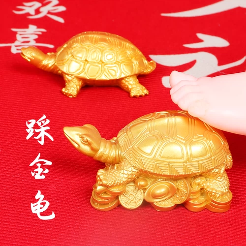 Годовой, хватаясь за Чжурной Черепах, памятный ребенок, наступающий на золотую черепаху тысячелетие китайского чистого ремесленного мастерства, чтобы поймать недельное украшение дня рождения
