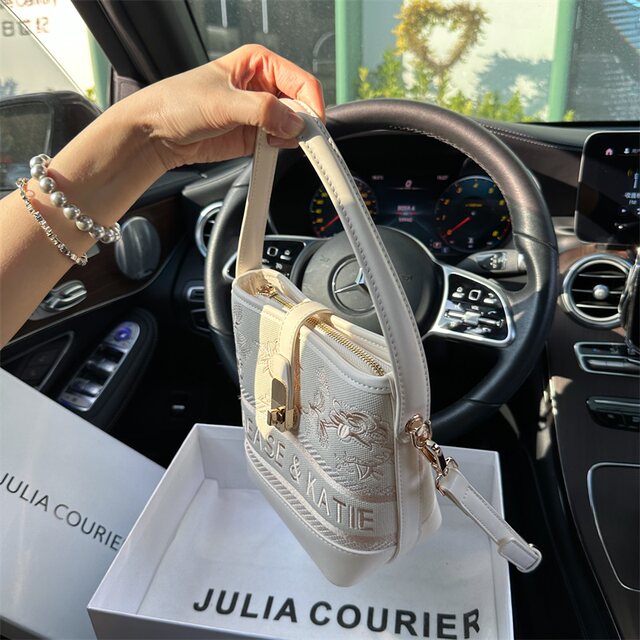 JULIACOURIER ກະເປົາຫຼູຫຼາຫຼຸດລາຄາ