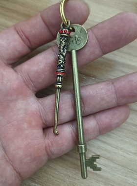 好看钥匙挂件耳勺饰品组合带红色宝石点缀金色挂环鹿皮绳装饰