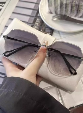 富礼居妆容感素颜太阳镜2025新款自带美颜墨镜女无框切边渐变眼镜