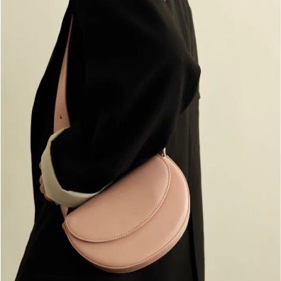 捡漏！小众网红店售价200+！代工厂亏本清仓简约风真皮半圆马鞍包 - 图1