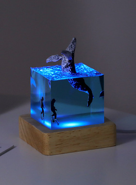 海洋树脂5厘米立方体鲸鱼座头鲸摆件迷你夜光小夜灯生日礼物饰品
