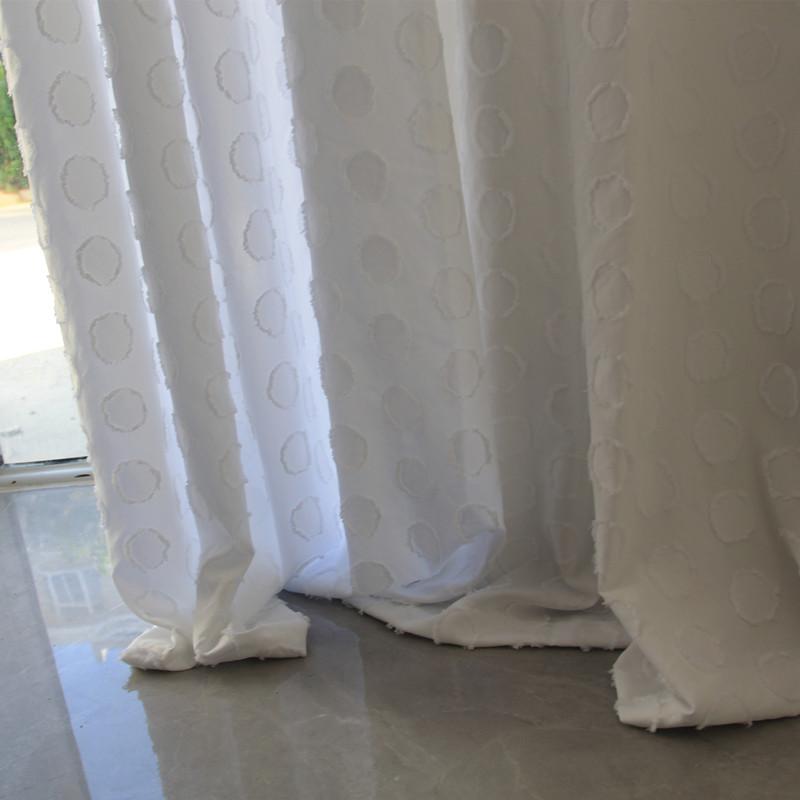 Light-transmitting and non-projecting white gauze curtains are simple and modern