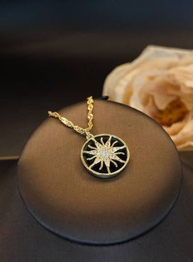 轻奢铜镶锆花朵黑色圆盘吊坠项链