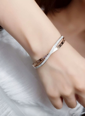 镶钻玫瑰金钛钢罗马刻纹手镯女
