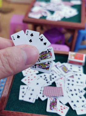 1:12娃娃屋微缩棋牌室摆件仿真麻将桌迷你麻将扑克牌彩色塑料凳子