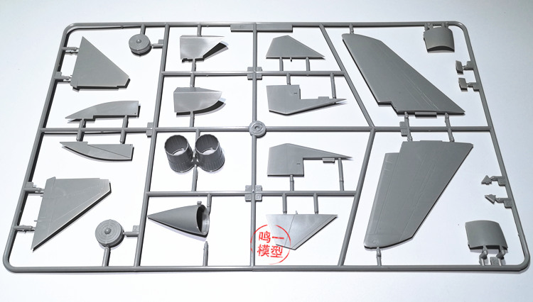【鸣一包邮】小号手 飞机模型 80211 1:72 俄罗斯苏47金雕战斗机 - 图1
