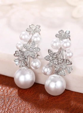 Newly Design Flower Earrings with Elegant Imitation Pearl