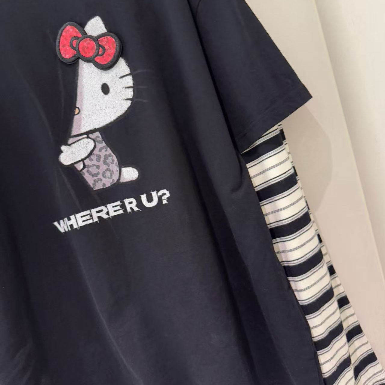 欧货26春新款时髦可爱蝴蝶结躲猫猫印花拼接条纹袖T恤女宽松上衣