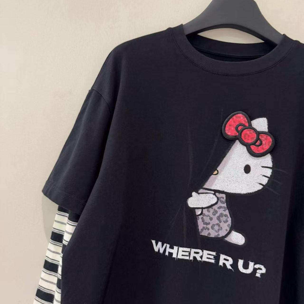 欧货26春新款时髦可爱蝴蝶结躲猫猫印花拼接条纹袖T恤女宽松上衣