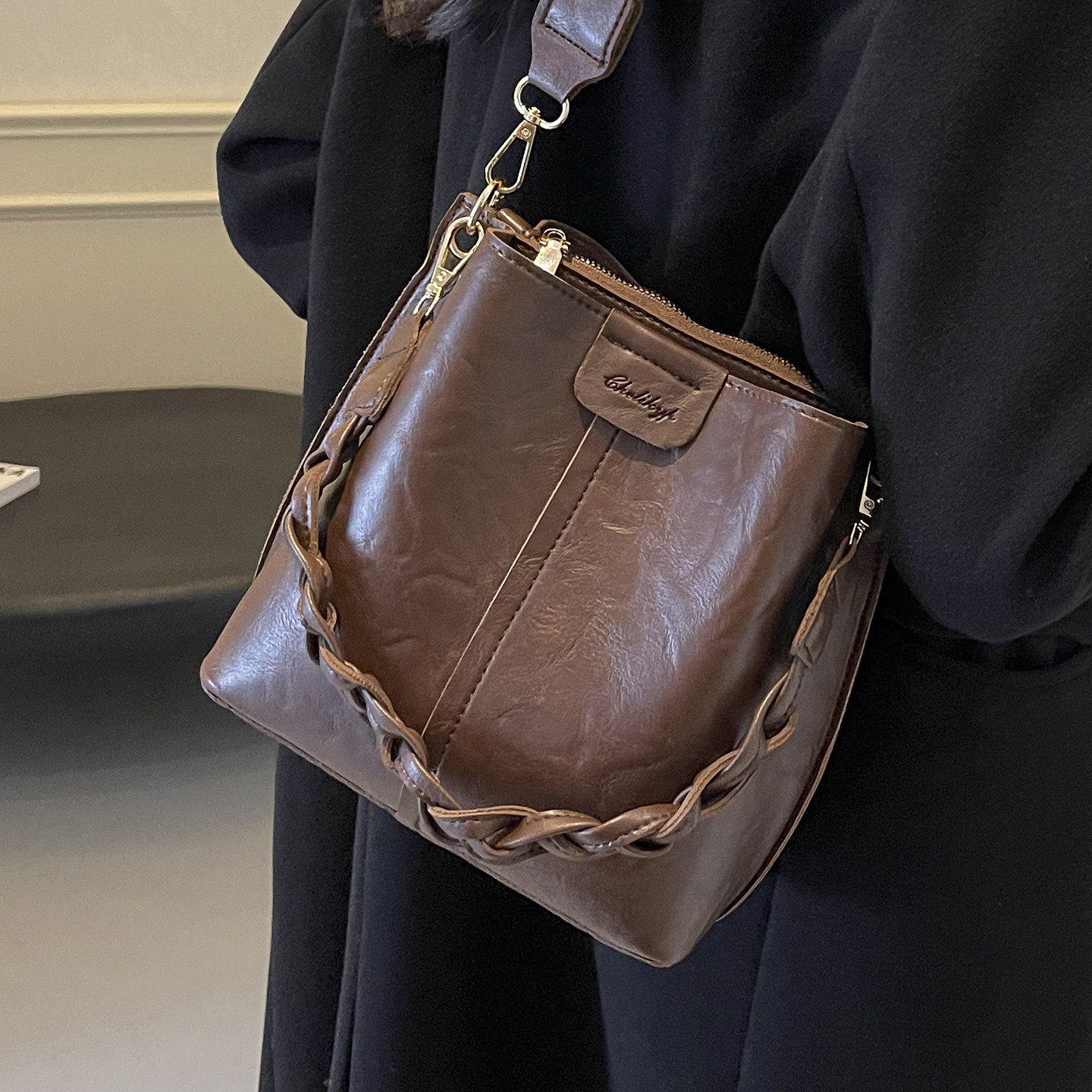 高级感复古水桶包女2025新款秋冬流行美拉德质感宽肩带单肩斜挎包 - 图0