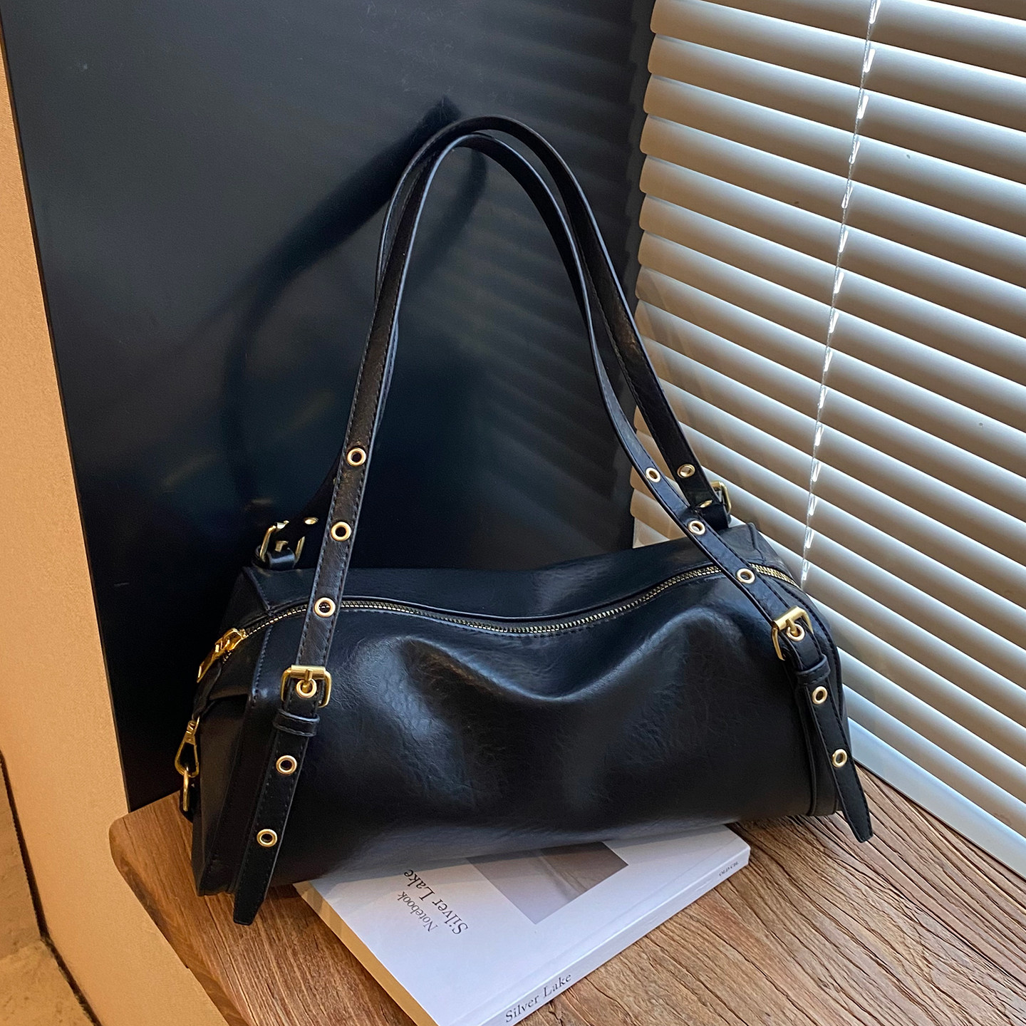 秋冬流行油蜡皮小包包女2025新款复古腋下法棍包高级感软皮单肩包,淘宝优惠券,粉丝福利购,淘宝优惠卷