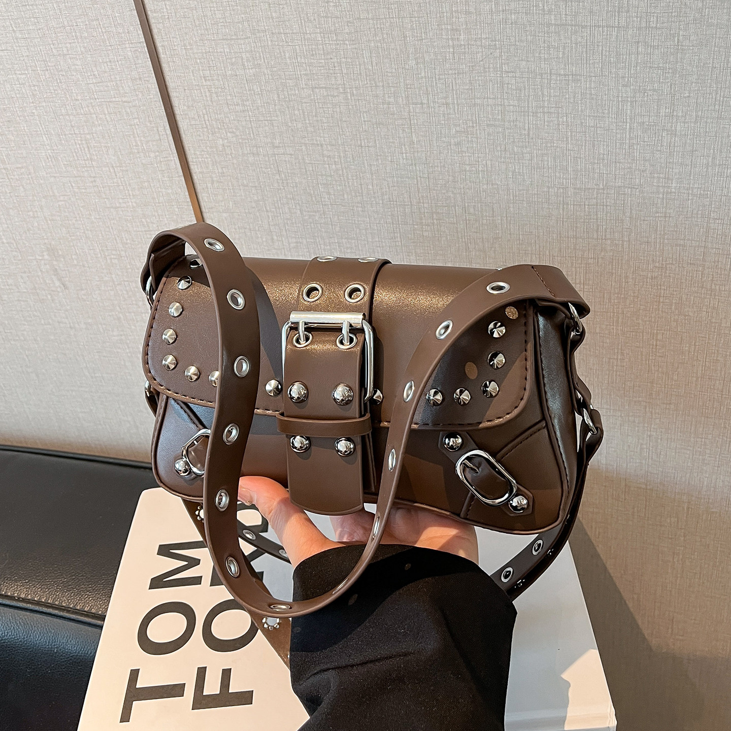 潮酷铆钉小包包女2025新款辣妹风腋下小方包冬季洋气高级感斜挎包,淘宝优惠券,粉丝福利购,淘宝优惠卷