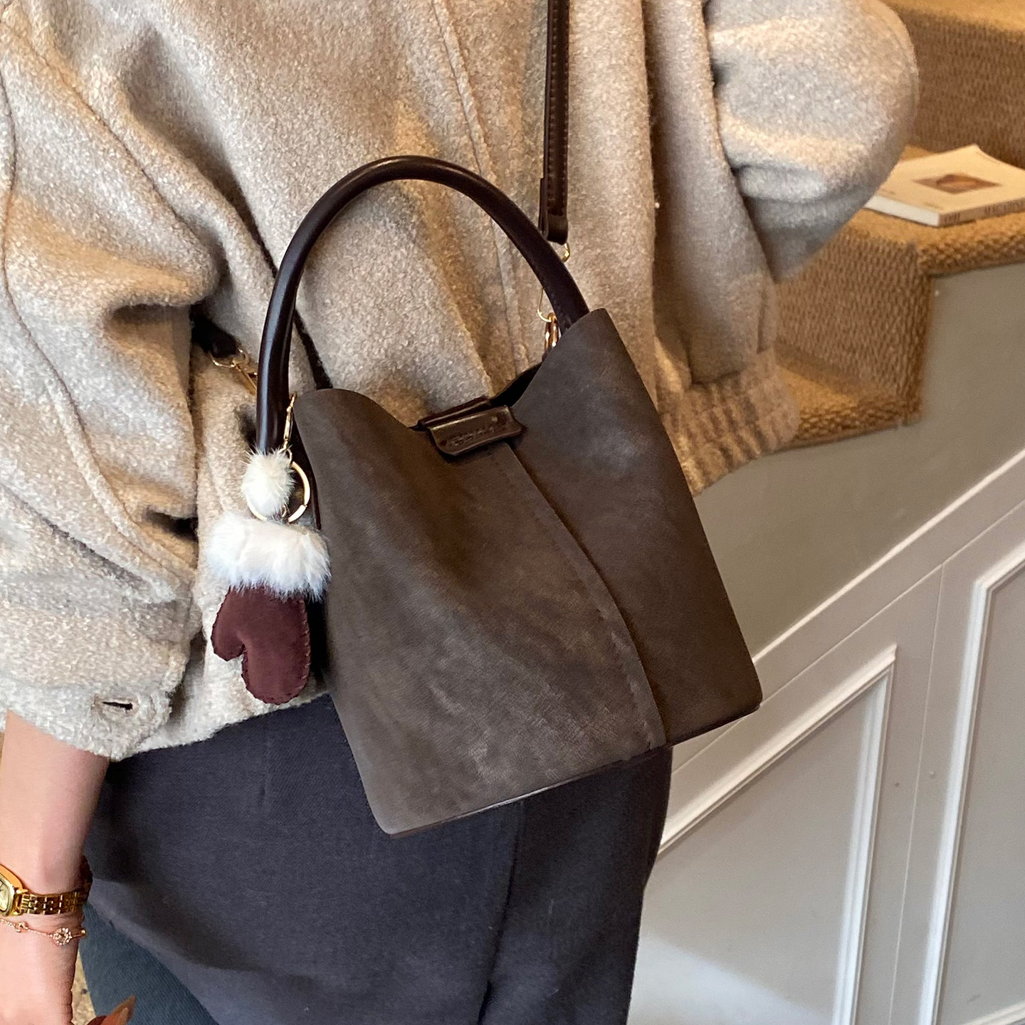 美拉德软皮小包包女2025新款复古通勤手拎包水桶包秋冬质感斜挎包,淘宝优惠券,粉丝福利购,淘宝优惠卷