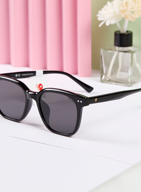 PLAYCOMME时尚素颜女遮阳太阳镜