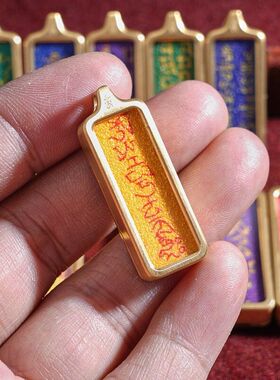 钛钢岩彩矿砂唐卡嘎乌盒黄财神守护神心咒小金条吊坠厂家直供批发