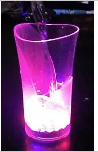 会发光的水杯七彩闪光杯遇水