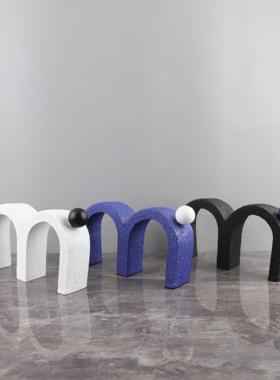 几何树脂字母m带球型拱门摆件