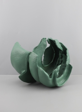 北欧简约绿色树脂扭曲抽象摆件