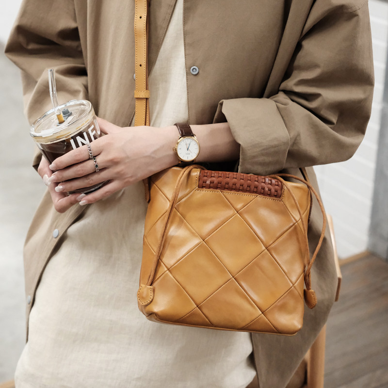 葱木 复古又时髦 质感小众通勤植鞣牛皮水桶包抽绳新款单肩斜挎包,淘宝优惠券,粉丝福利购,淘宝优惠卷