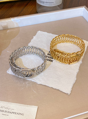 欧美高级感个性金属弹簧形手镯简约百搭小众手环时尚几何夸张手镯