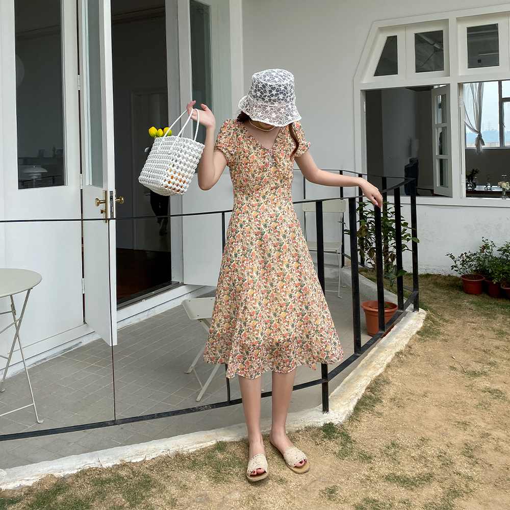 爱蔷薇赫本风2020流行女智熏碎花裙 爱蔷薇女装连衣裙