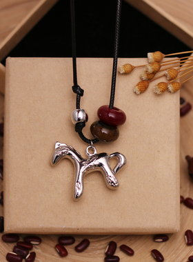 手工编织木珠小马守护项链