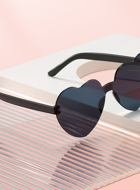 ins网红果冻桃心墨镜女街拍潮人