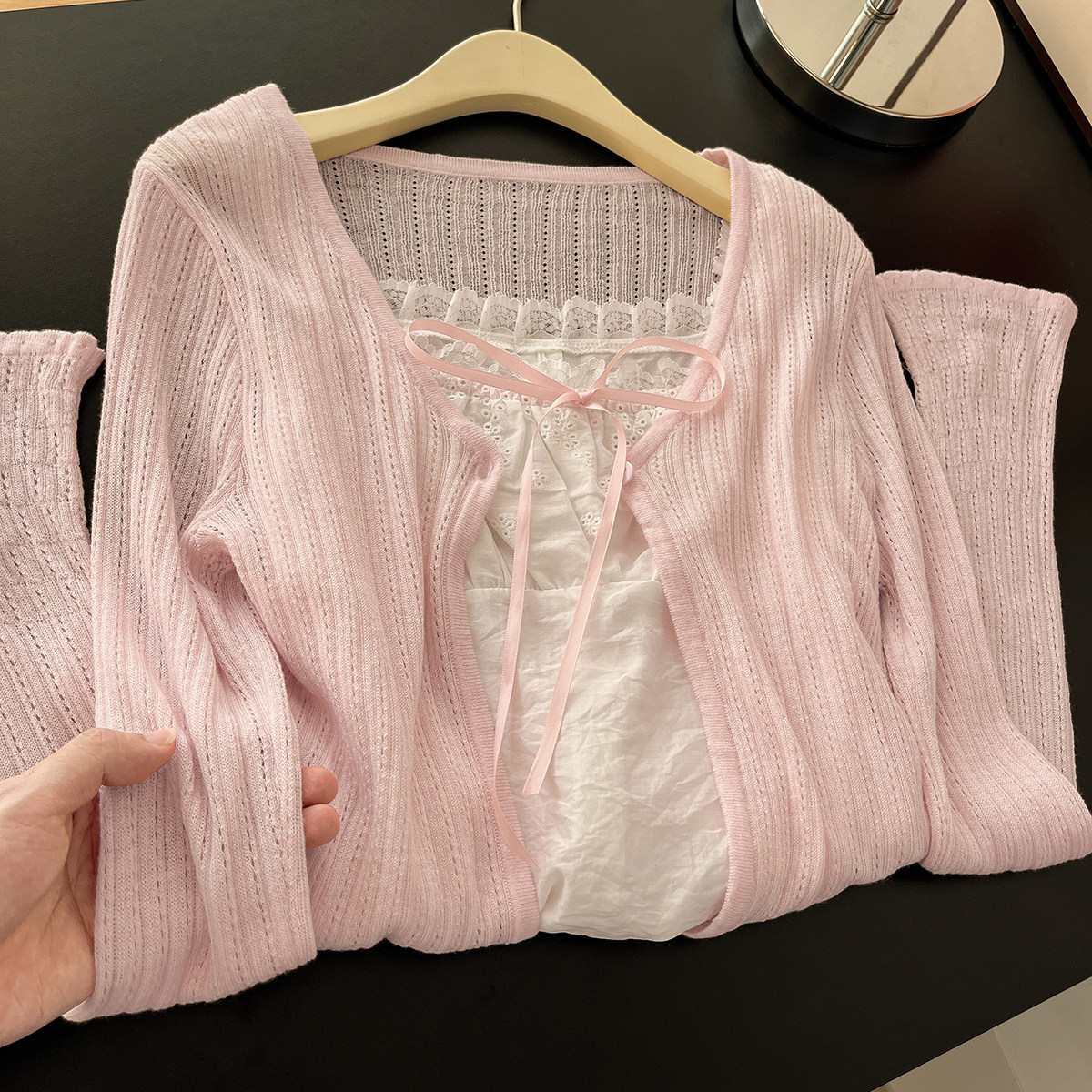 早秋氛围感穿搭！温柔粉色针织开衫女蕾丝拼接小吊带减龄好看套装,淘宝优惠券,粉丝福利购,淘宝优惠卷